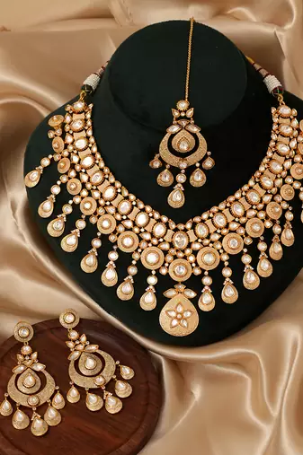 Antique textured gold polki collar necklace set with maang tikka