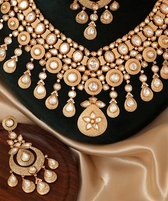 Antique textured gold polki collar necklace set with maang tikka 3