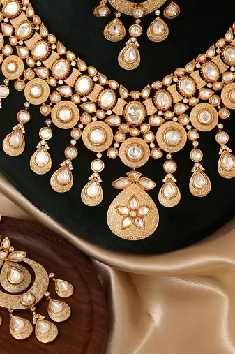 Antique textured gold polki collar necklace set with maang tikka