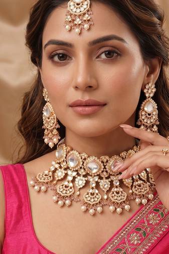 Gold plated light pink kundan choker necklace set with maang tikka