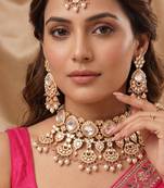 Gold plated light pink kundan choker necklace set with maang tikka