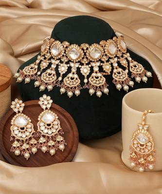 Gold plated light pink kundan choker necklace set with maang tikka 2