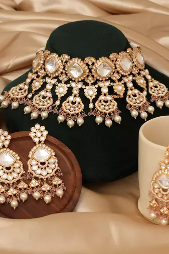 Gold plated light pink kundan choker necklace set with maang tikka