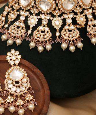 Gold plated light pink kundan choker necklace set with maang tikka 3