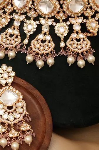 Gold plated light pink kundan choker necklace set with maang tikka