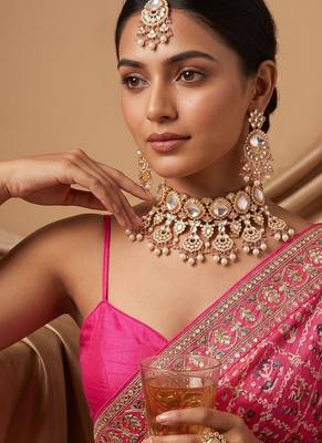 Gold plated light pink kundan choker necklace set with maang tikka 4