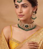 Royal green kundan choker necklace set with maang tikka