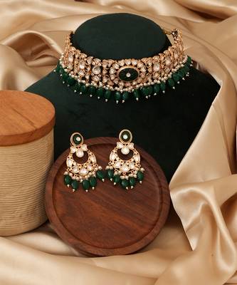 Royal green kundan choker necklace set with maang tikka 2
