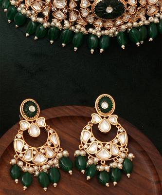 Royal green kundan choker necklace set with maang tikka 3