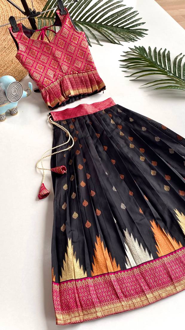 Beautiful girl’s set crafted in soft woven fabric features elegant panel work and fine detailing,