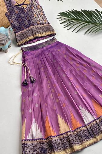 Beautiful girl?? set crafted in soft woven fabric features elegant panel work and fine detailing,