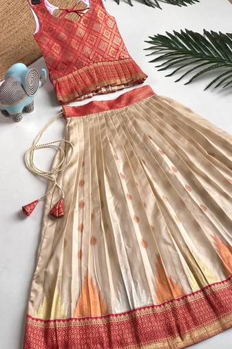Beautiful girl’s set crafted in soft woven fabric features elegant panel work and fine detailing,