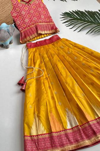 Beautiful girl?? set crafted in soft woven fabric features elegant panel work and fine detailing,