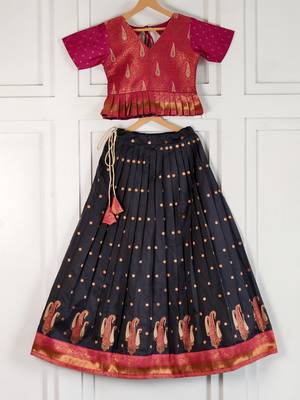 Beautiful ethnic skirt and top set featuring an elegant daaman design with intricate woven motifs 1