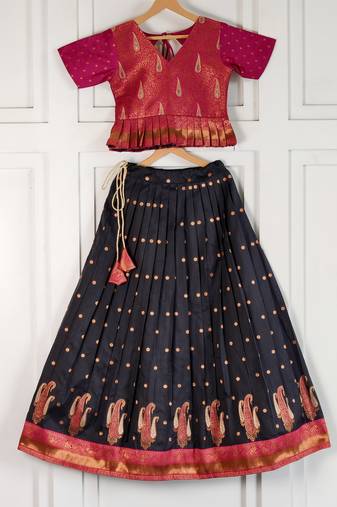 Beautiful ethnic skirt and top set featuring an elegant daaman design with intricate woven motifs