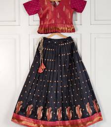 Beautiful ethnic skirt and top set featuring an elegant daaman design with intricate woven motifs