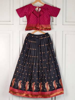Beautiful ethnic skirt and top set featuring an elegant daaman design with intricate woven motifs 2