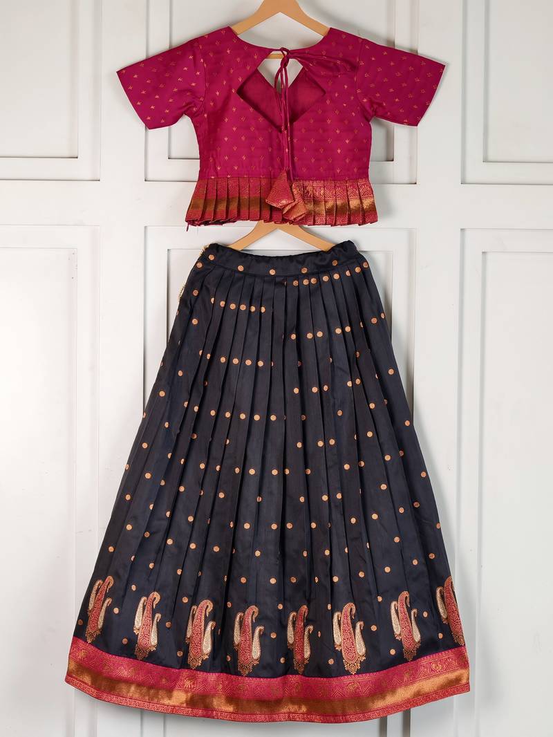 Beautiful ethnic skirt and top set featuring an elegant daaman design with intricate woven motifs