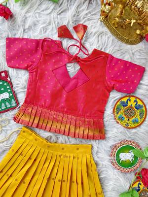 Beautiful ethnic skirt and top set featuring an elegant daaman design with intricate woven motifs 5