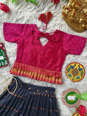 Beautiful ethnic skirt and top set featuring an elegant daaman design with intricate woven motifs 4