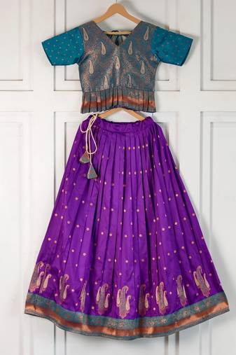 Beautiful ethnic skirt and top set featuring an elegant daaman design with intricate woven motifs