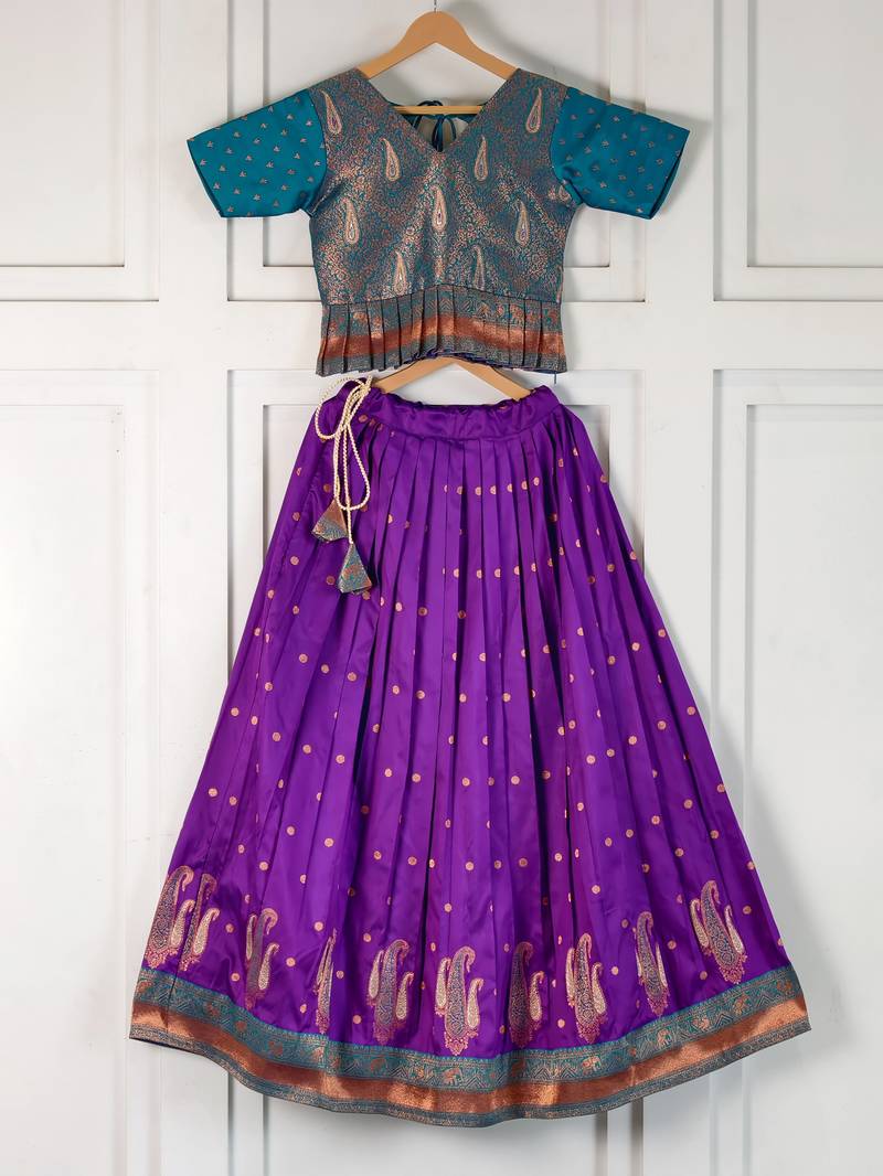 Beautiful ethnic skirt and top set featuring an elegant daaman design with intricate woven motifs