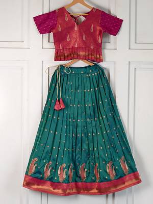Beautiful ethnic skirt and top set featuring an elegant daaman design with intricate woven motifs 4