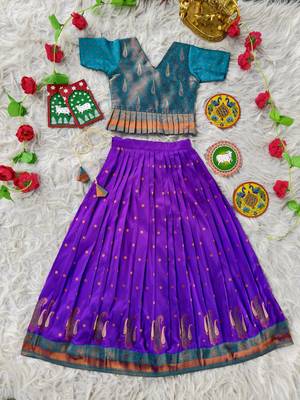 Beautiful ethnic skirt and top set featuring an elegant daaman design with intricate woven motifs 3