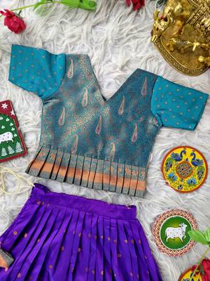 Beautiful ethnic skirt and top set featuring an elegant daaman design with intricate woven motifs 4