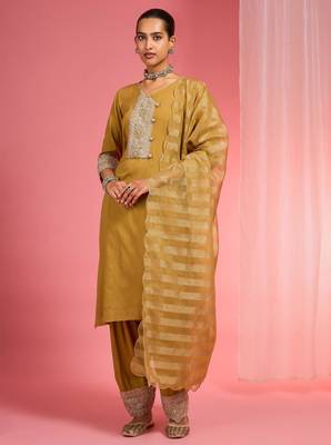 Mustard chanderi hand embroidered kurta set 1