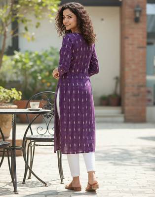 Wine cotton blend geometric printed kurta for women 3