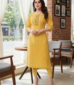 Yellow cotton blend geometric printed kurta for women