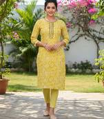 Yellow cotton blend geometric printed kurta for women