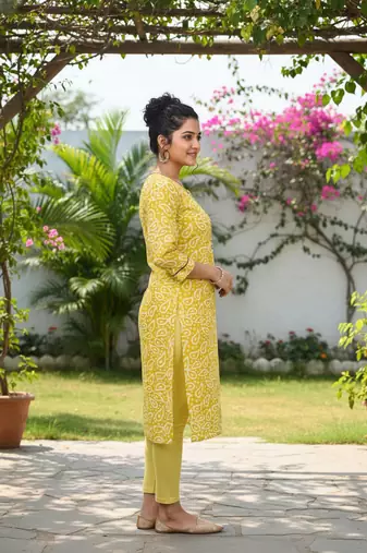 Yellow cotton blend geometric printed kurta for women
