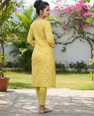 Yellow cotton blend geometric printed kurta for women 3