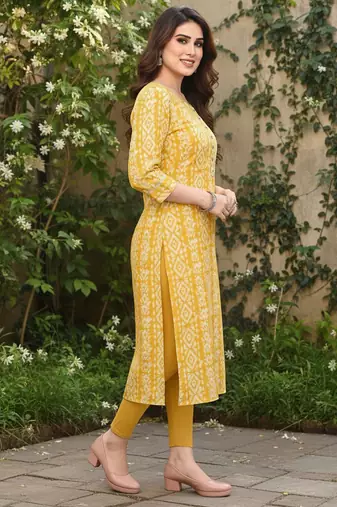 Yellow cotton blend geometric printed kurta for women