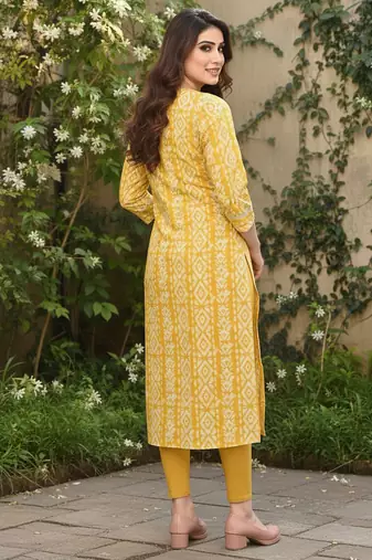 Yellow cotton blend geometric printed kurta for women