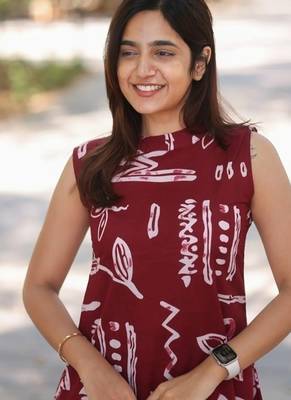  maroon abstract printed sleeveless cotton kurta & wide-leg pant co-ord set 2