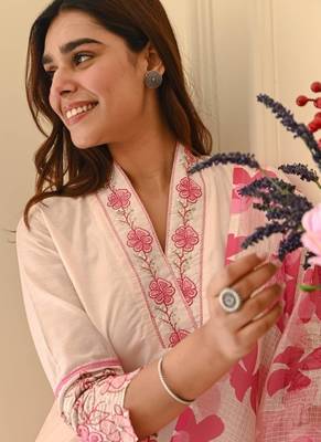  off-white and pink floral embroidered kurta set 4