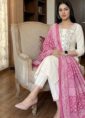  off-white floral embroidered cotton kurta set with pink bandhani dupatta 2