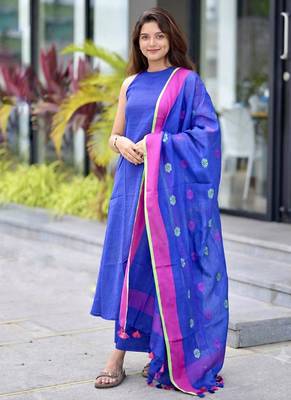  royal blue sleeveless linen suit set with contrast pink border dupatta 3