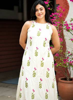  off-white floral block printed sleeveless cotton kurta & wide-leg pant co-ord set 4