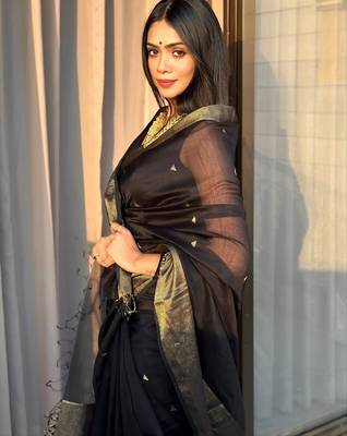 banarasi silk blend blend black color woven saree with blouse 3