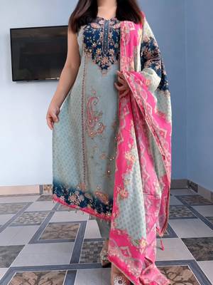 Light-grey silk blend embroidered kurta set 1