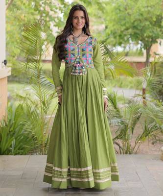 Green cotton embroidered flared gown set 4
