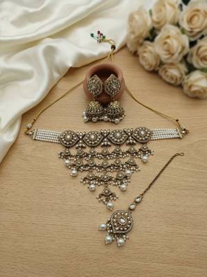 kundan choker jewelry set with jhumkas & maang tikka for women  3