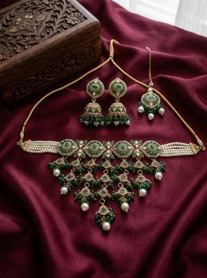kundan choker jewelry set with jhumkas & maang tikka for women  3