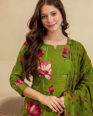 Women Floral Printed Round Neck Straight Kurta with Trousers & Dupatta 2