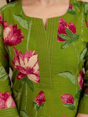 Women Floral Printed Round Neck Straight Kurta with Trousers & Dupatta 3