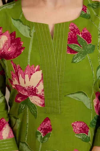 women floral printed round neck straight kurta with trousers & dupatta